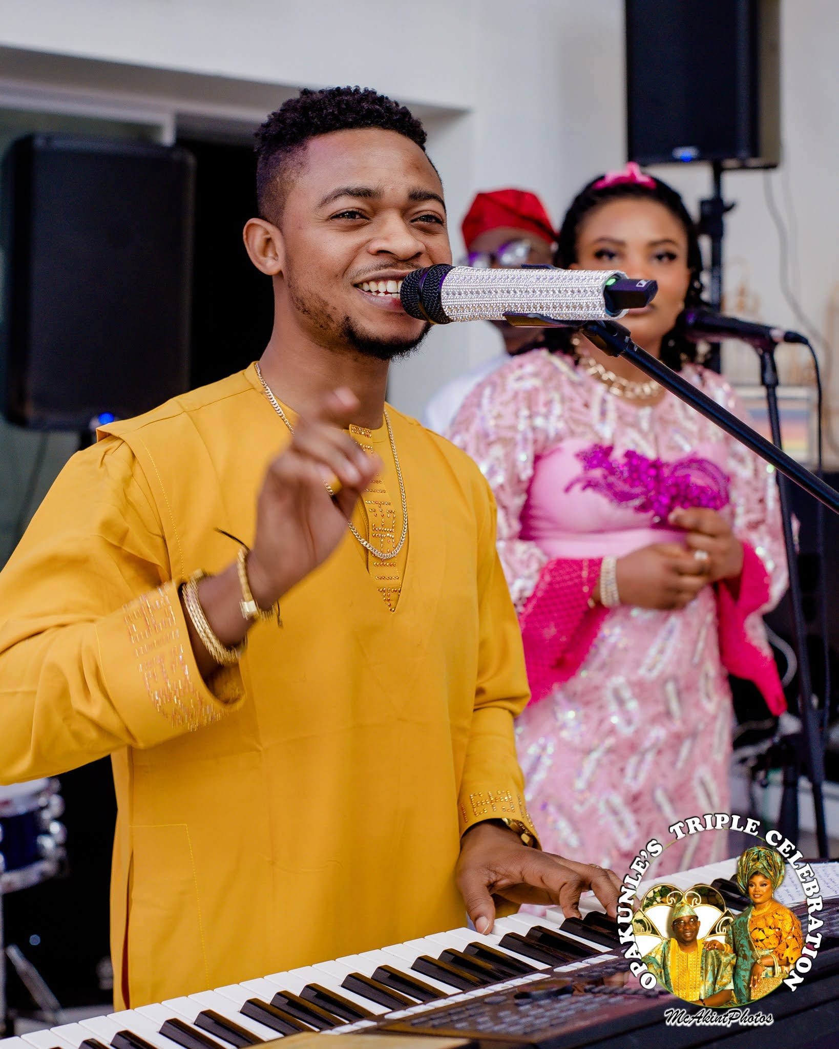 DTlive Background - Musician Performance